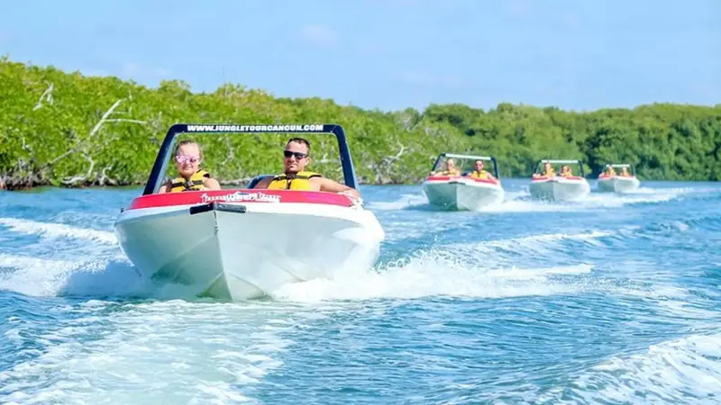 Speedboat ride across the lagoon and snorkelling in Cancún